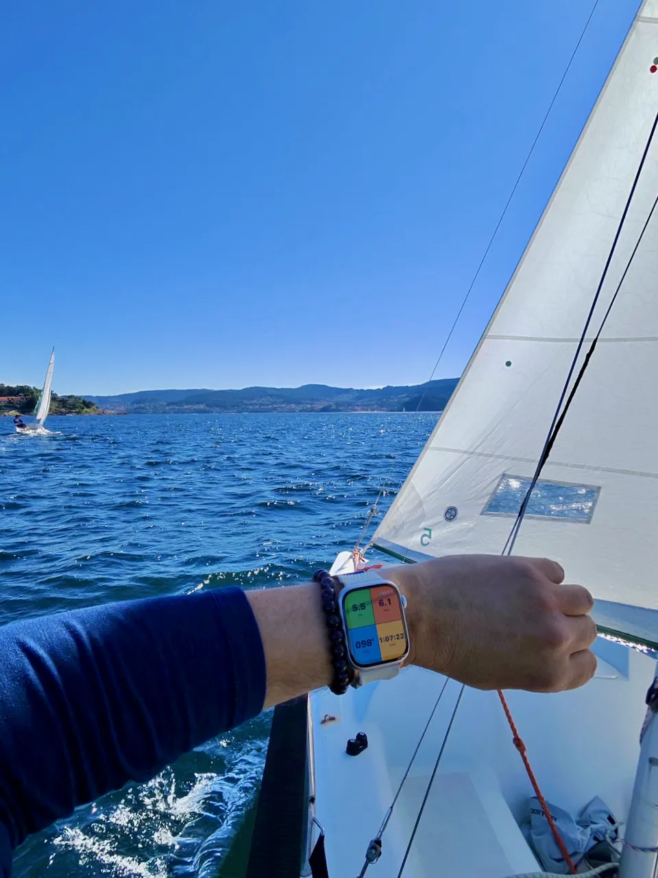 Sailing on a sunny day with the Veni, Navi, Vici Apple Watch app showing 5.5 knots, course 098° and 1:07:22 elapsed
